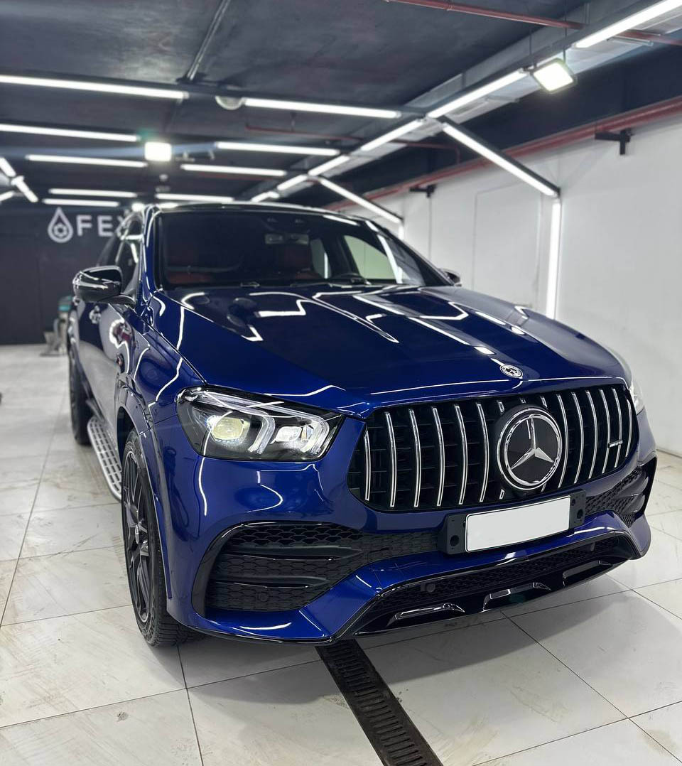Полировка Mercedes GLE в Feynlab Detailing – профессиональный уход Синий Mercedes GLE вид спереди фото