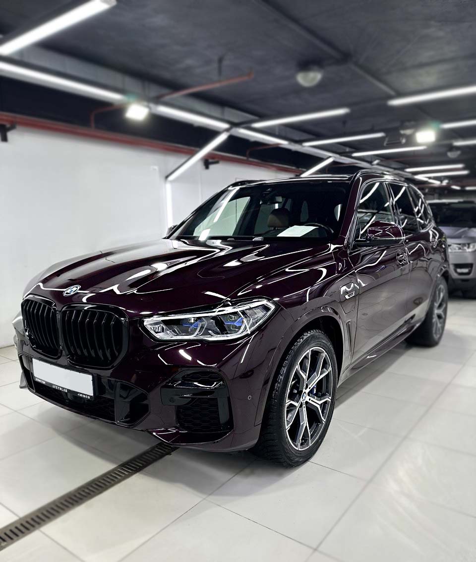 Бордовая BMW X5 Feynlab после полировки кузова фото