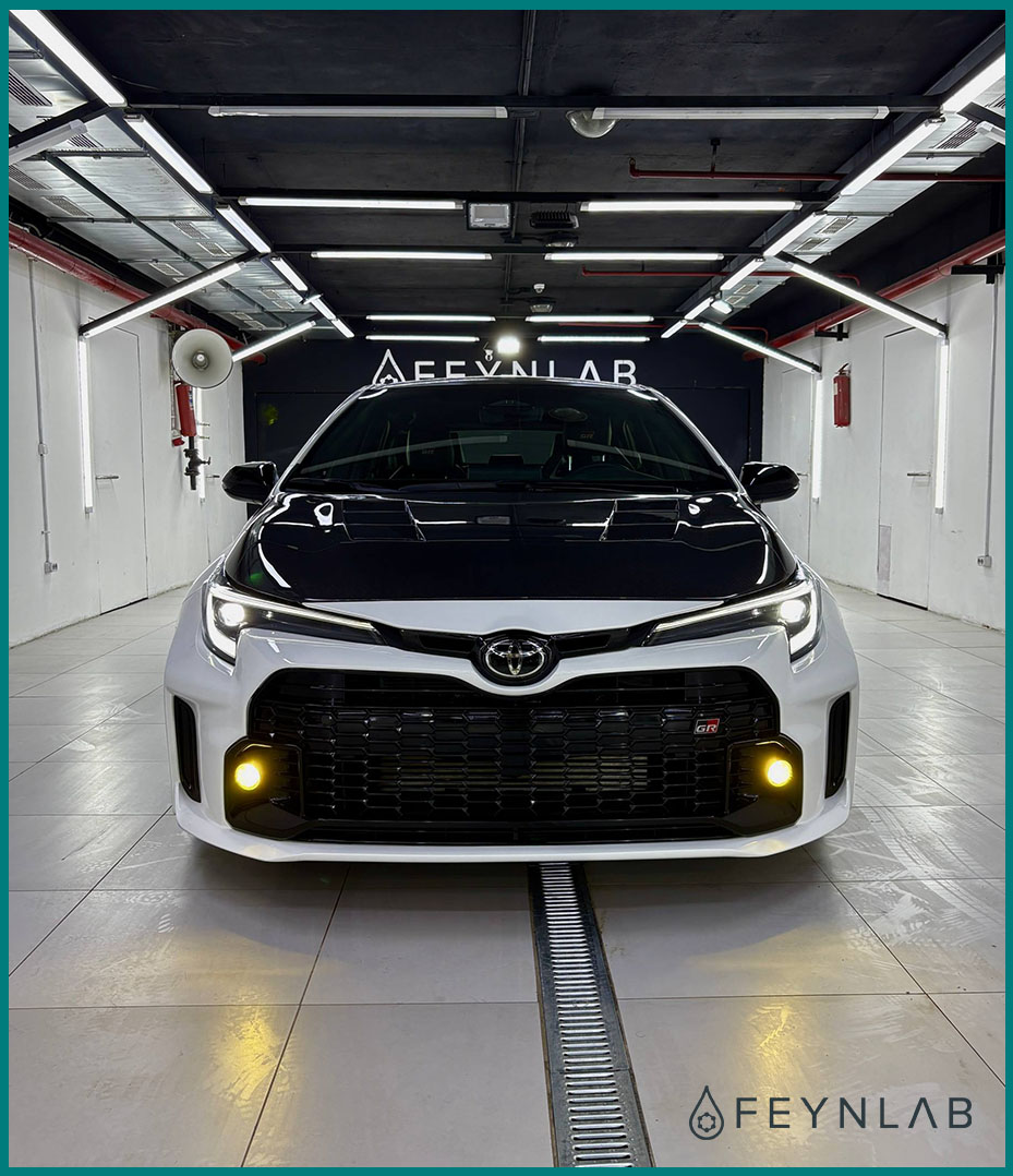 Комплексный детейлинг Toyota Corolla GR: заряженный хэтчбэк под защитой Feynlab белая Corolla GR вид спереди фото