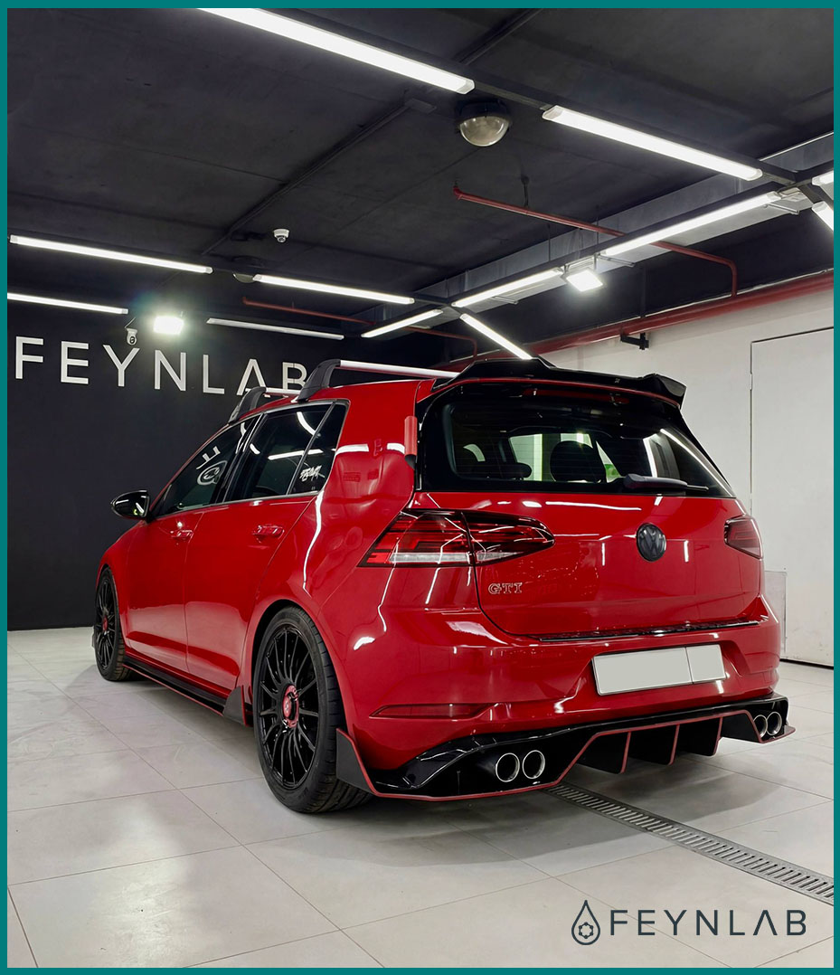 Заряженный красный Golf GTI фото