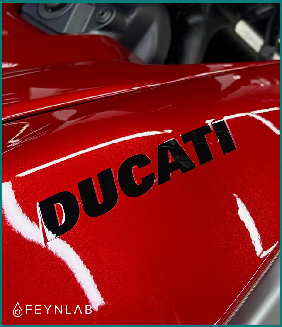 Бензобак мотоцикла Ducati в детейлинге FEYNLAB фото